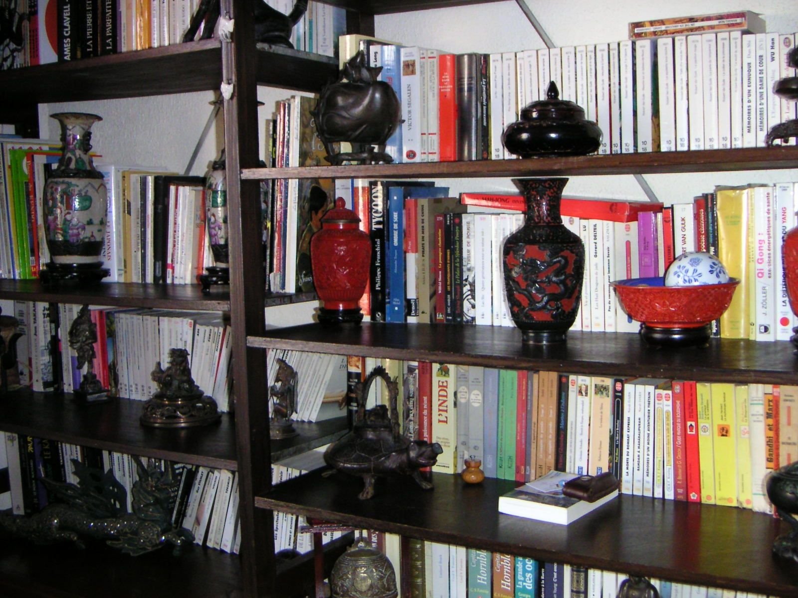 Bibliothèque et bibelots asiatiques