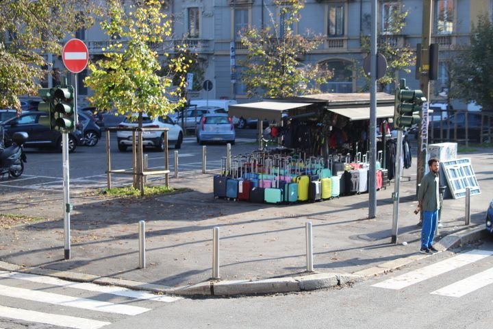 Un étal de marché vendant des valises, situé dans un environnement urbain, photo gratuite