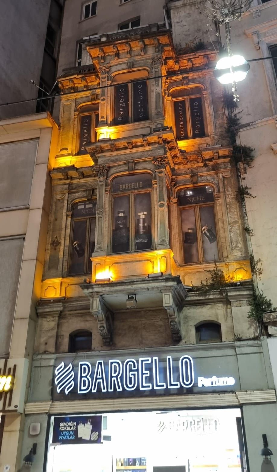 Gros plan sur le bâtiment de la boutique Bargello au centre d'Istanbul en Turquie photo gratuite