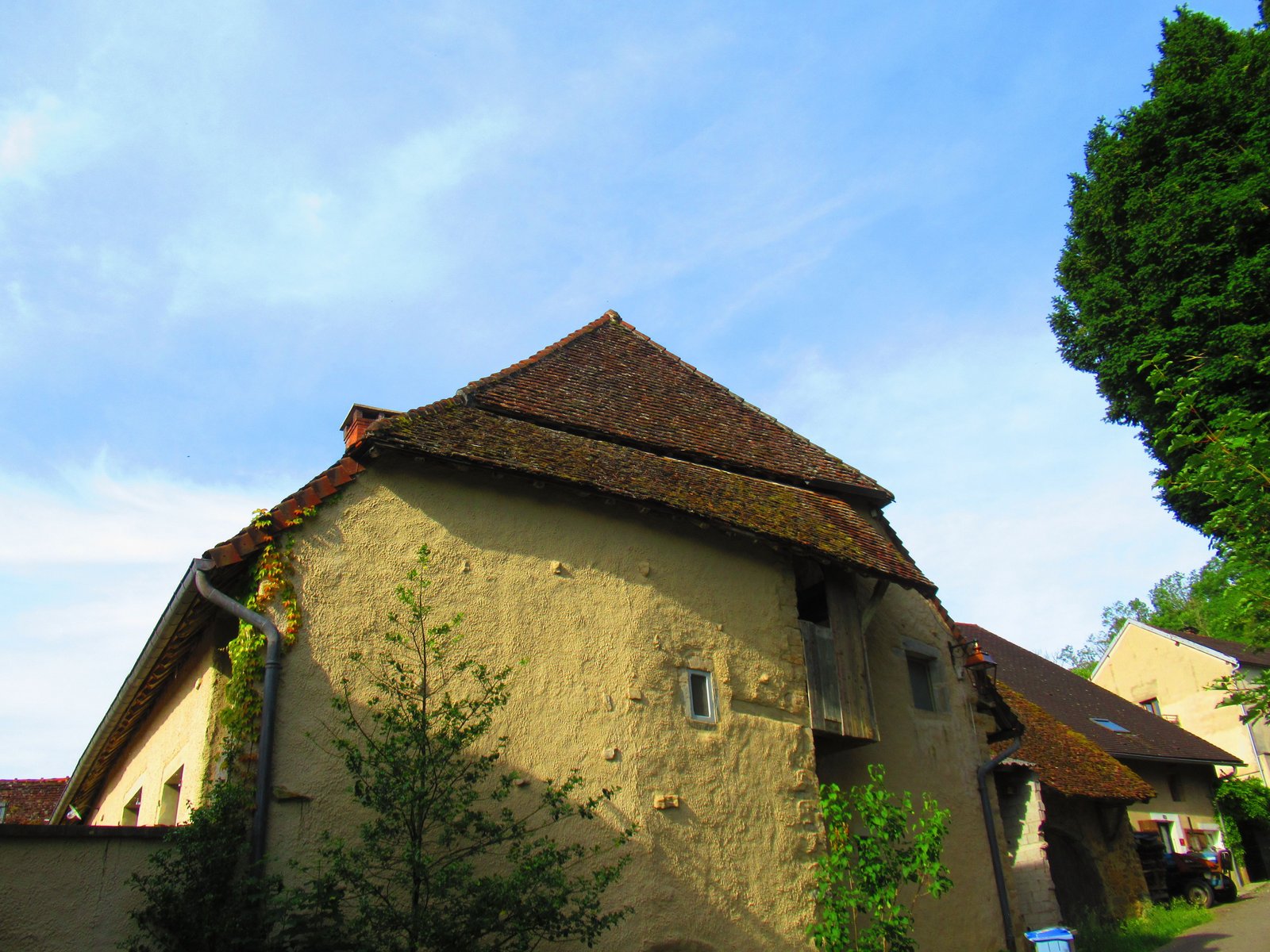 Un batiment dans la commune de Saint Lothain à Jura, photo gratuite