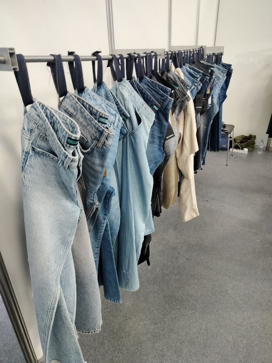 Pile de pantalons jeans accrochés