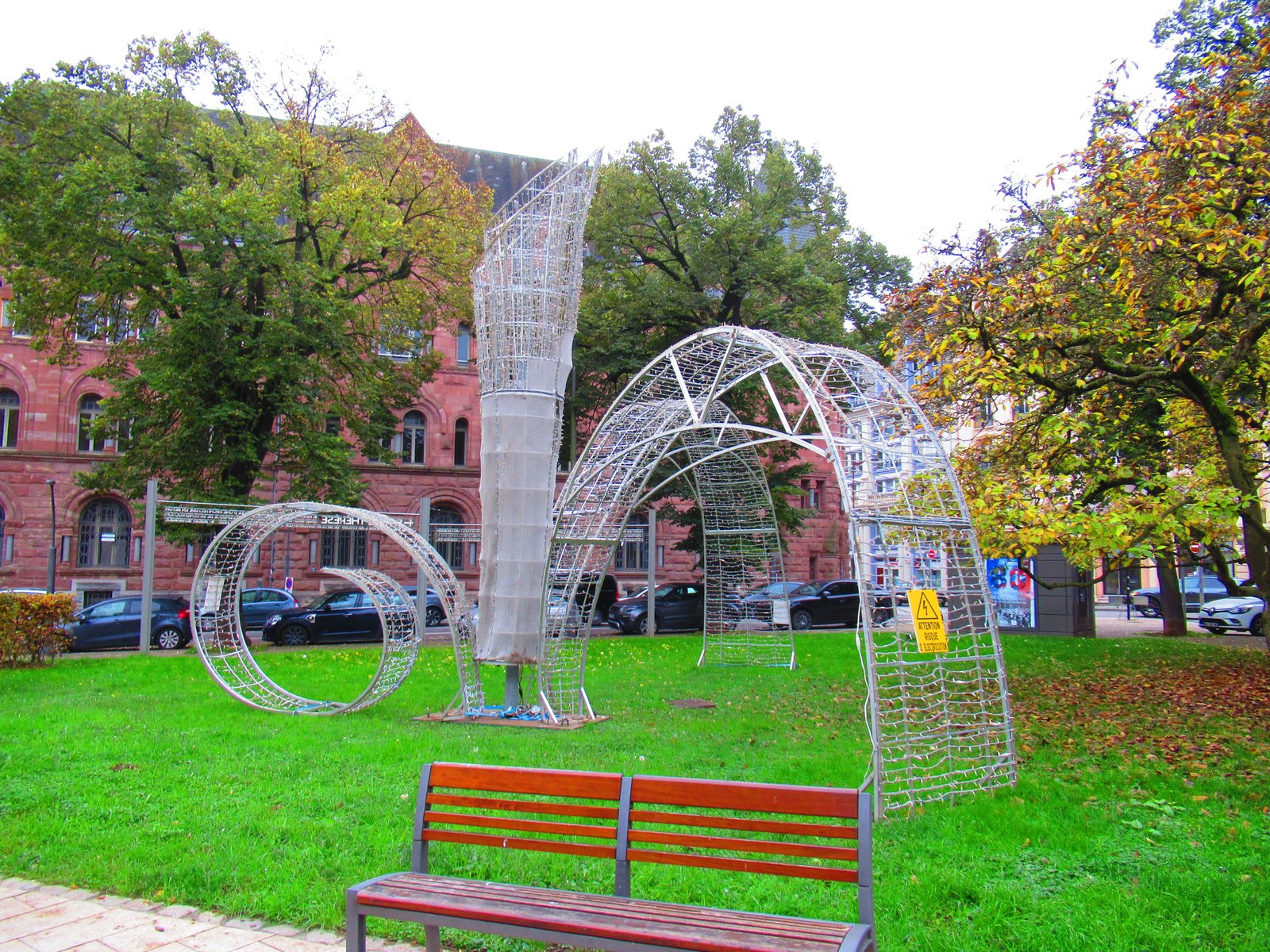 Installation lumineuse dans un parc à Metz en Moselle photo gratuite