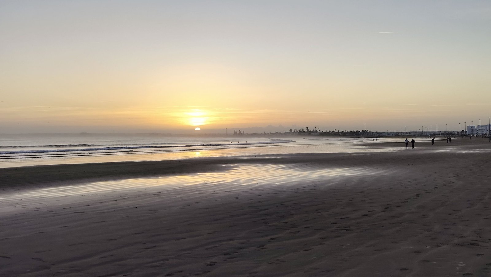 Levé du soleil sur la plage d'El-Jadida