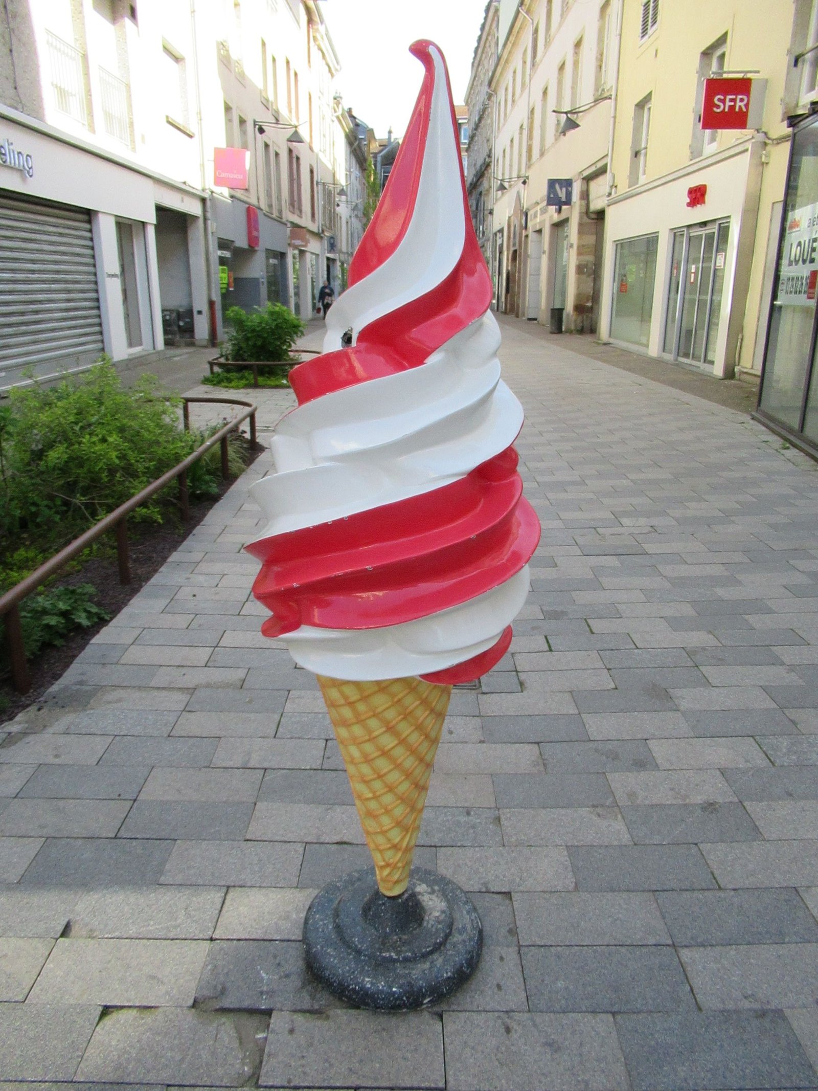 Sculpture de crème glacée dans une rue