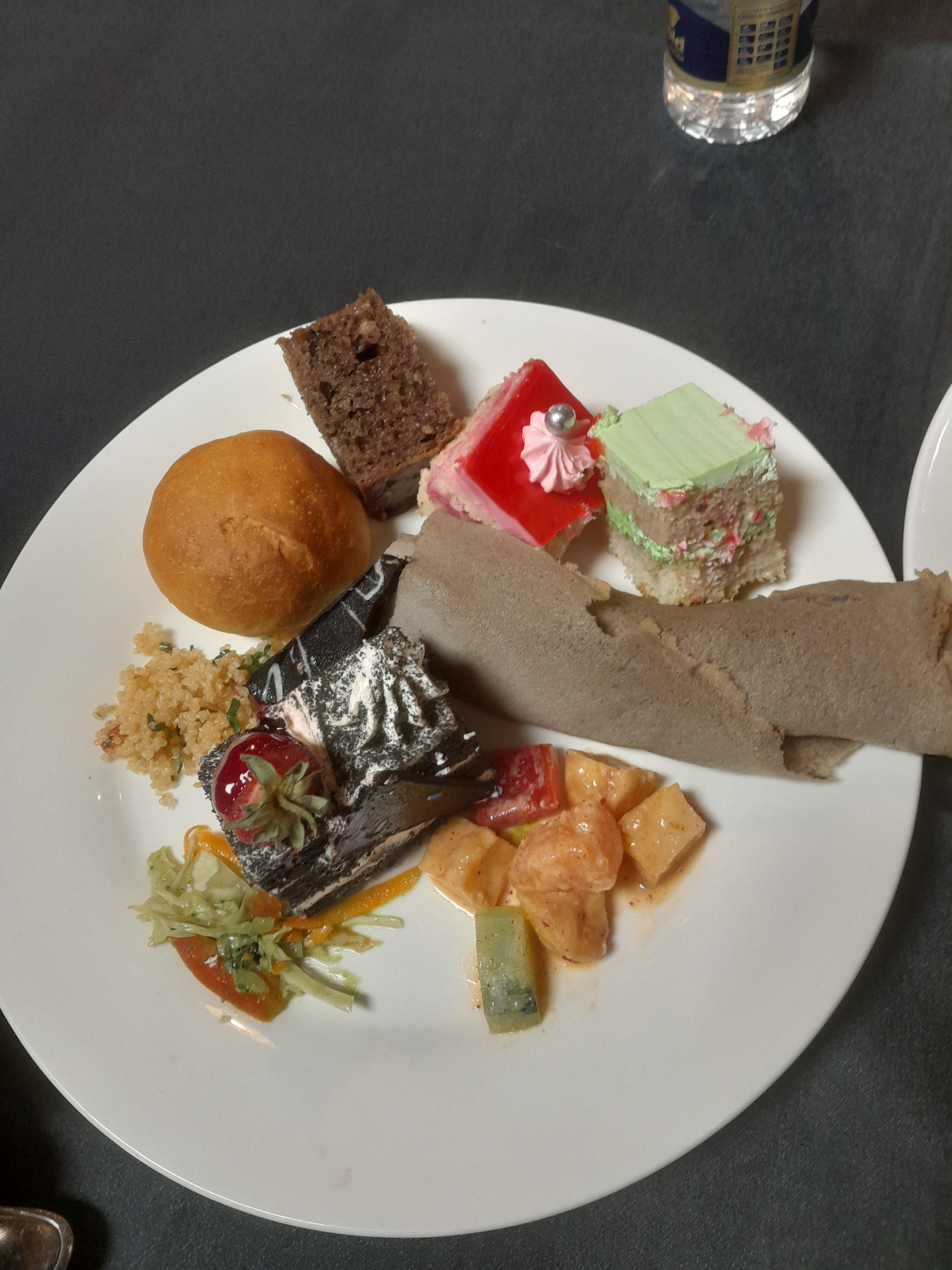 Assiette de pâtisseries variées avec mini pains et salade photo gratuite