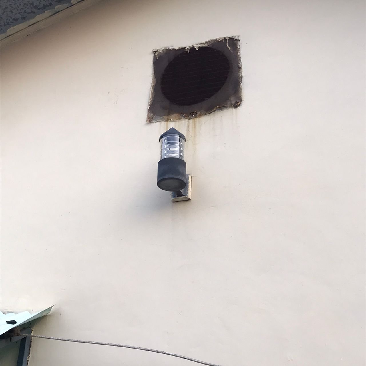 Mur extérieur avec lampe et grille de ventilation photo gratuite