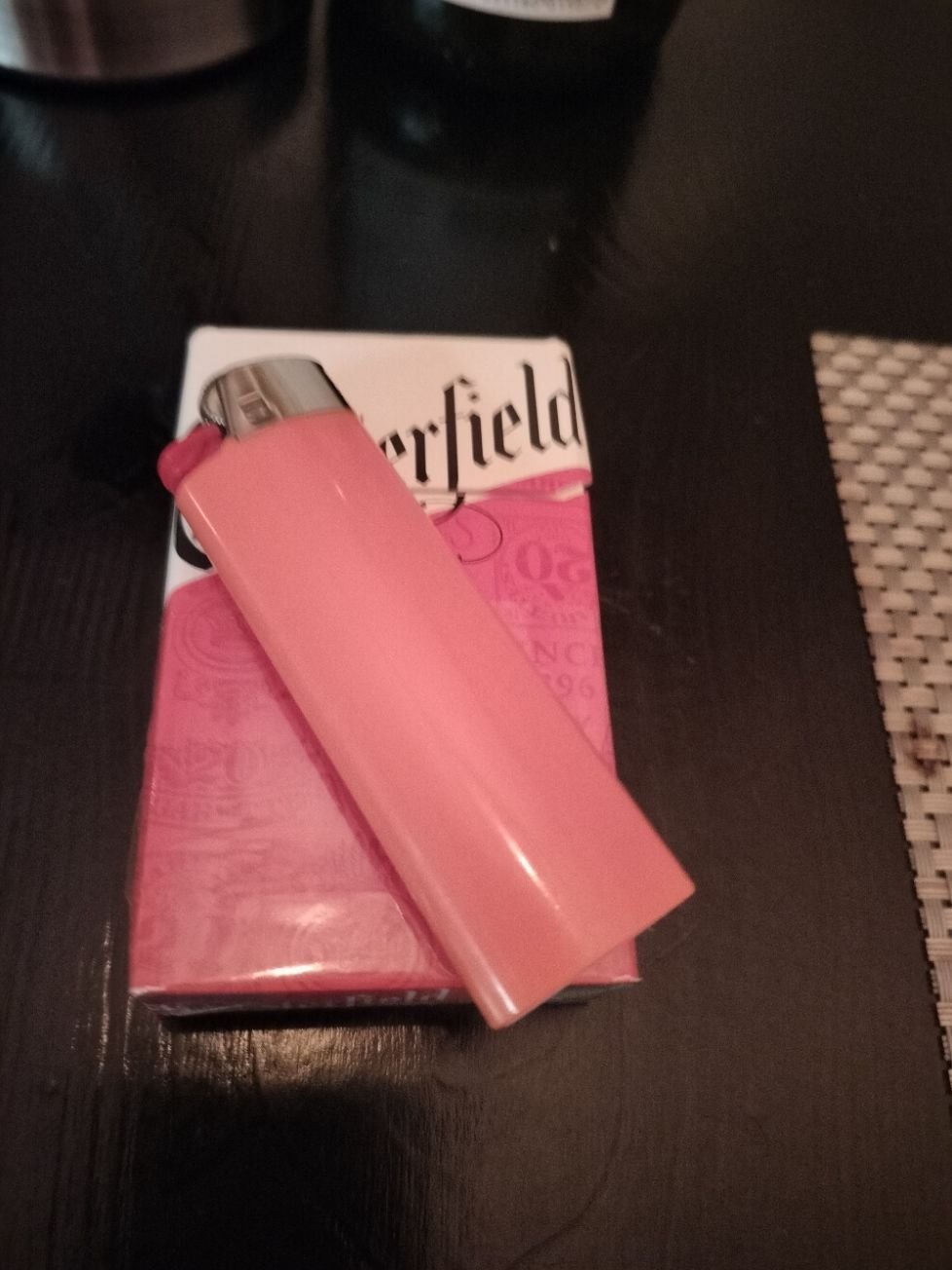 Un emballage contenant des cigarettes, un briquet, photo gratuite