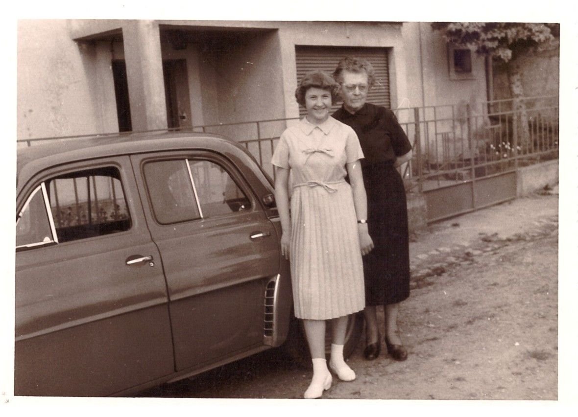 Deux femmes élégante devant une voiture sur une photo ancienne gratuite