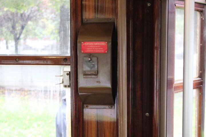 Un dispositif d'urgence, d'alarme, situé à l'intérieur d'un véhicule de transport en commun, comme un tramway, photo gratuite