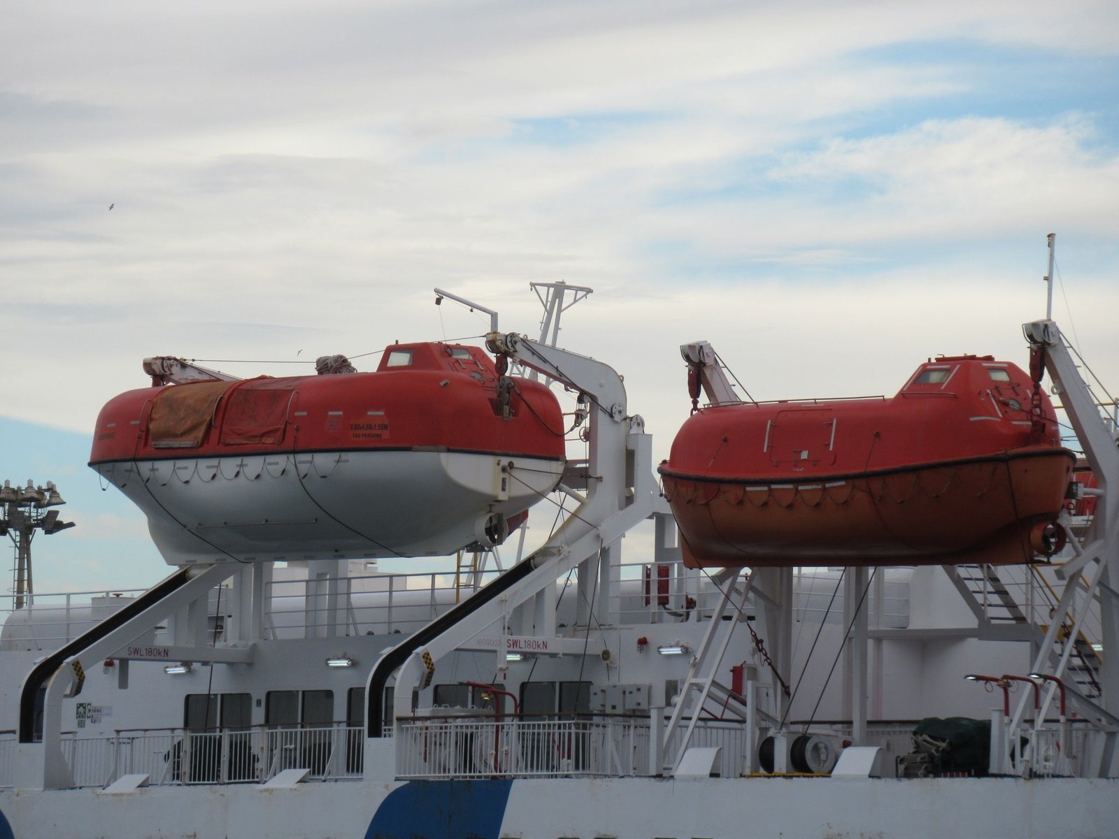 Canots de sauvetage suspendus dans un grand bateau photo gratuite