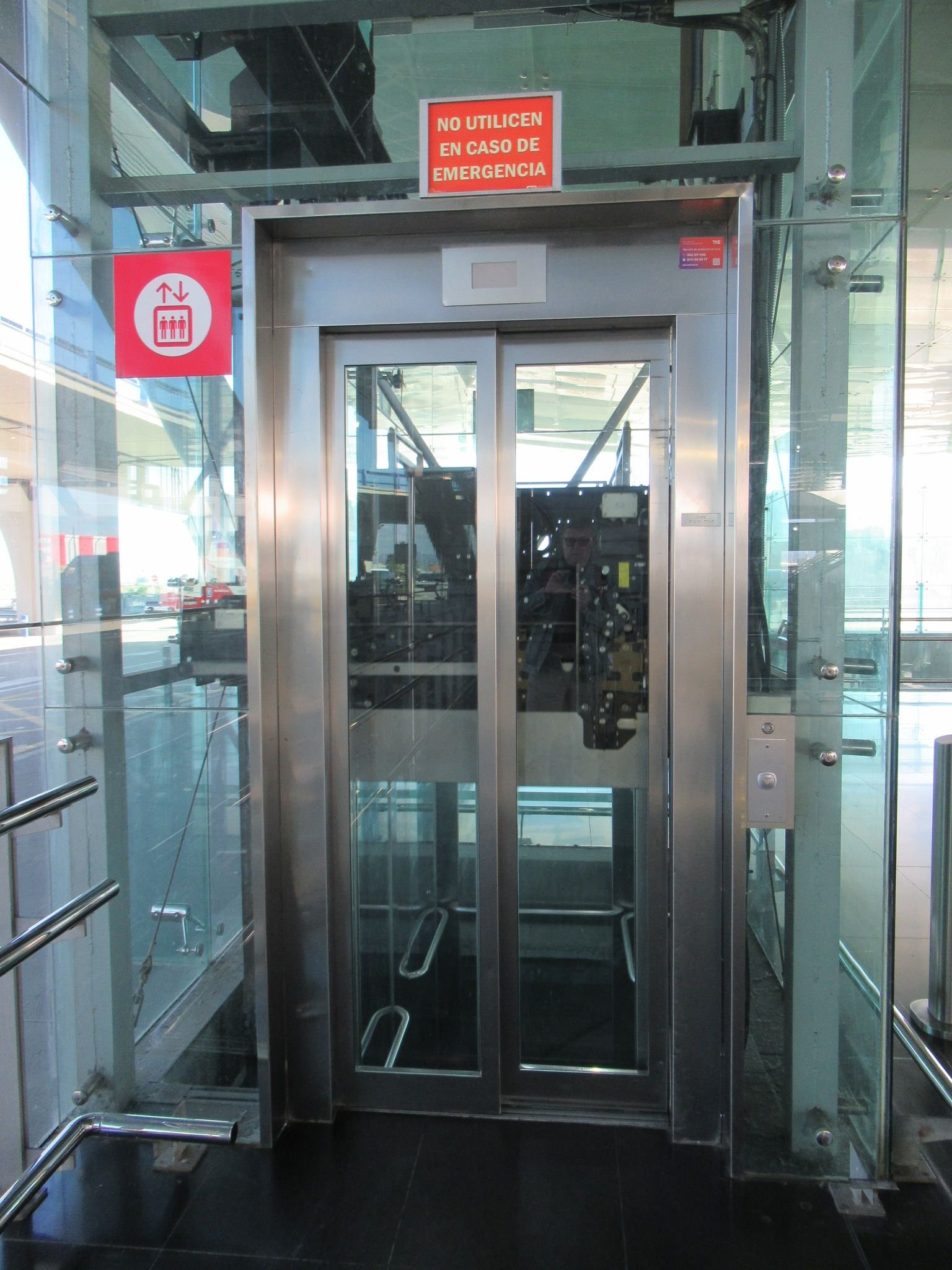 Un ascenseur panoramique en verre, photo gratuite