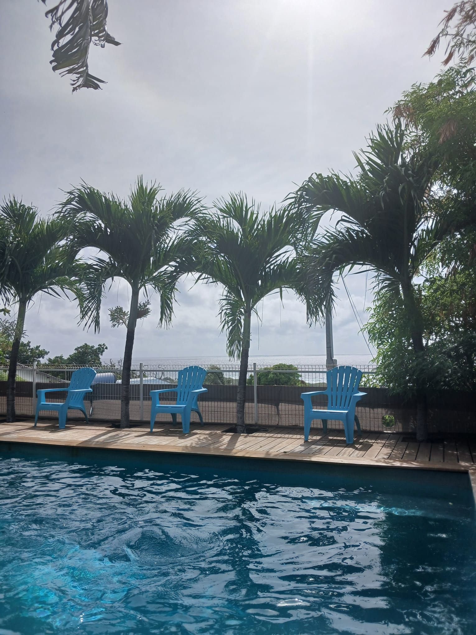 Une terrasse de piscine dans un hébergement touristique, photo gratuite