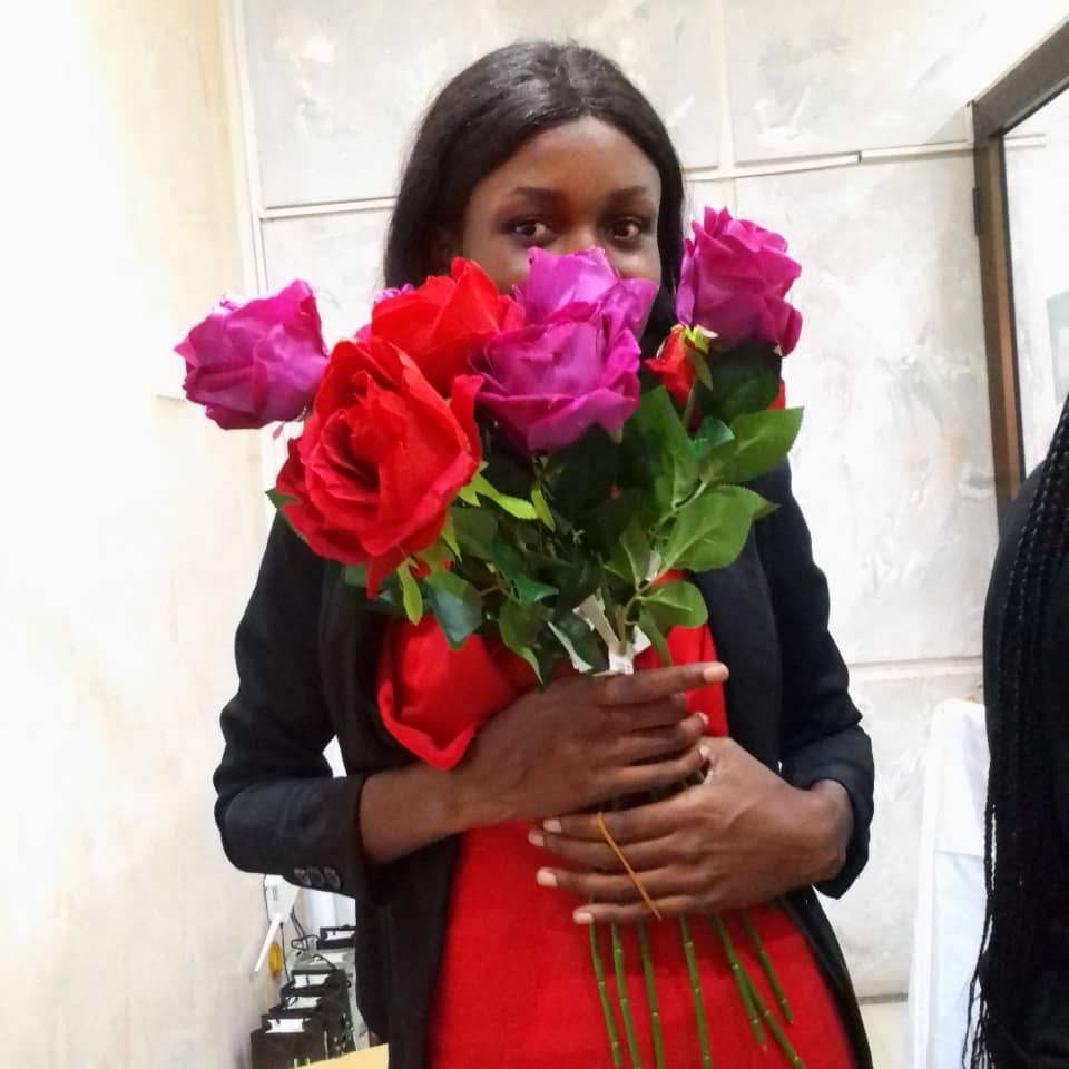 Un regard parmi les roses photo grautuite