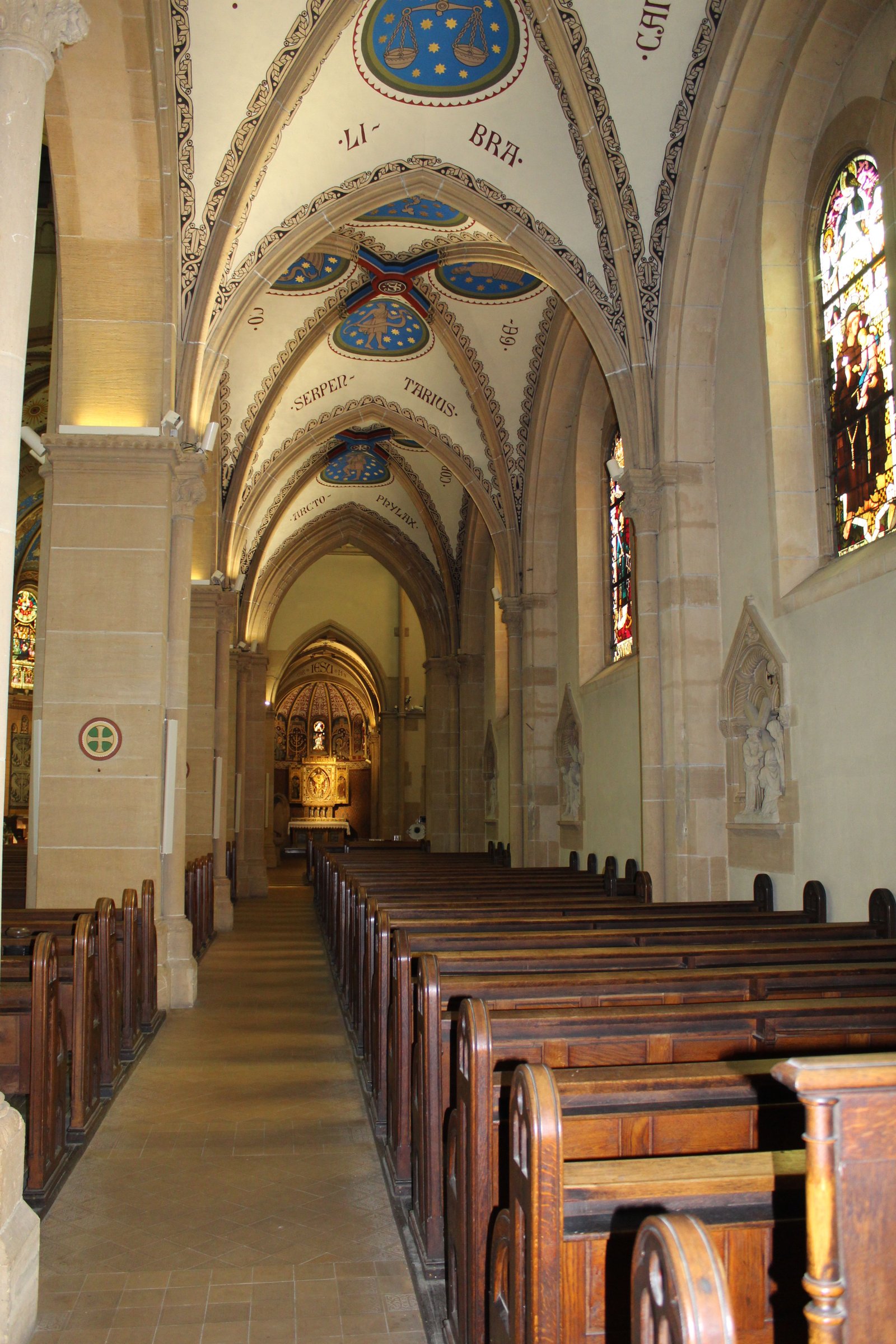 Bancs en bois alignés dans l'église Saint Joseph de Montigny les Metz, photo gratuite