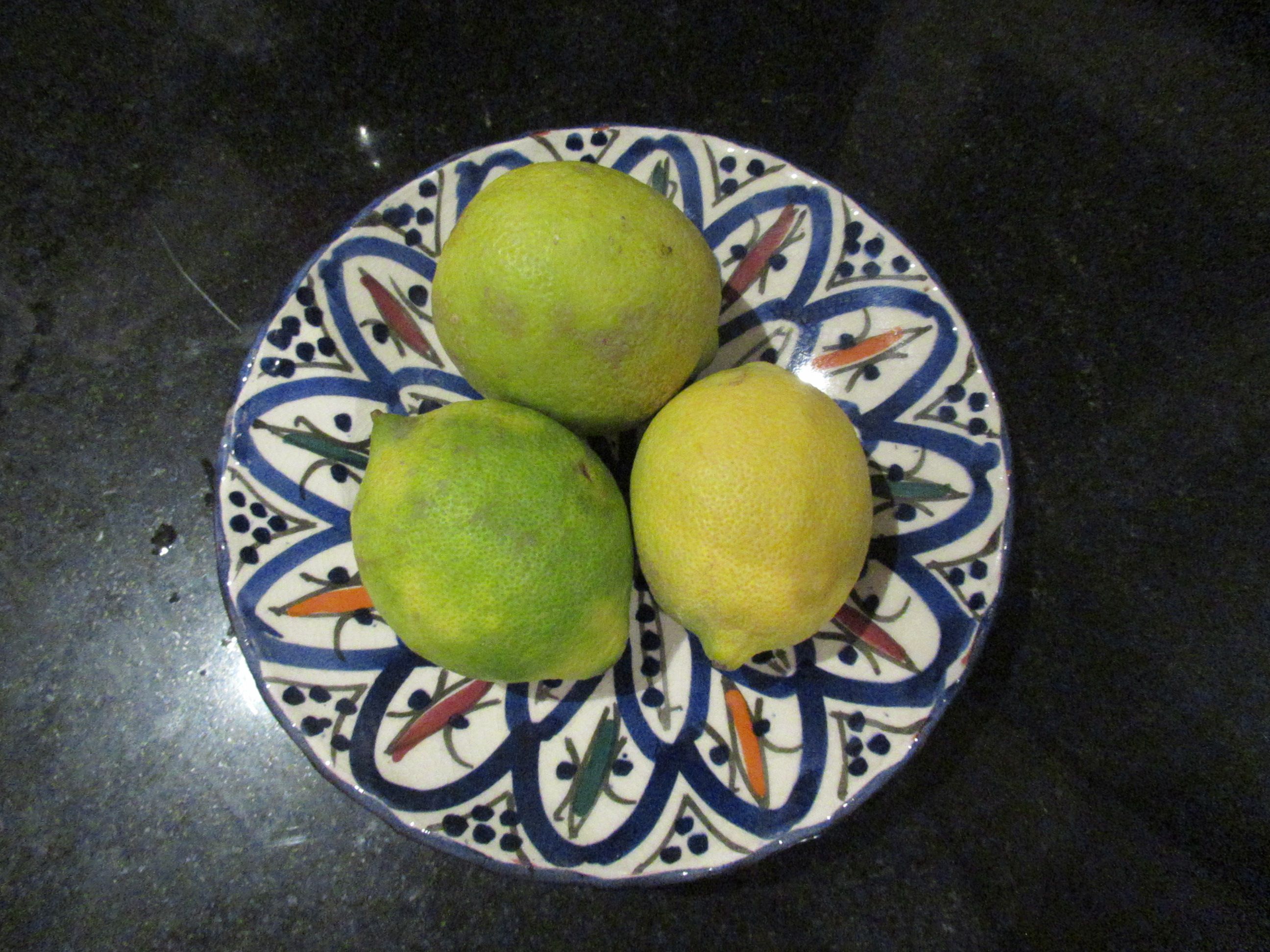 Trois citrons dans un plat