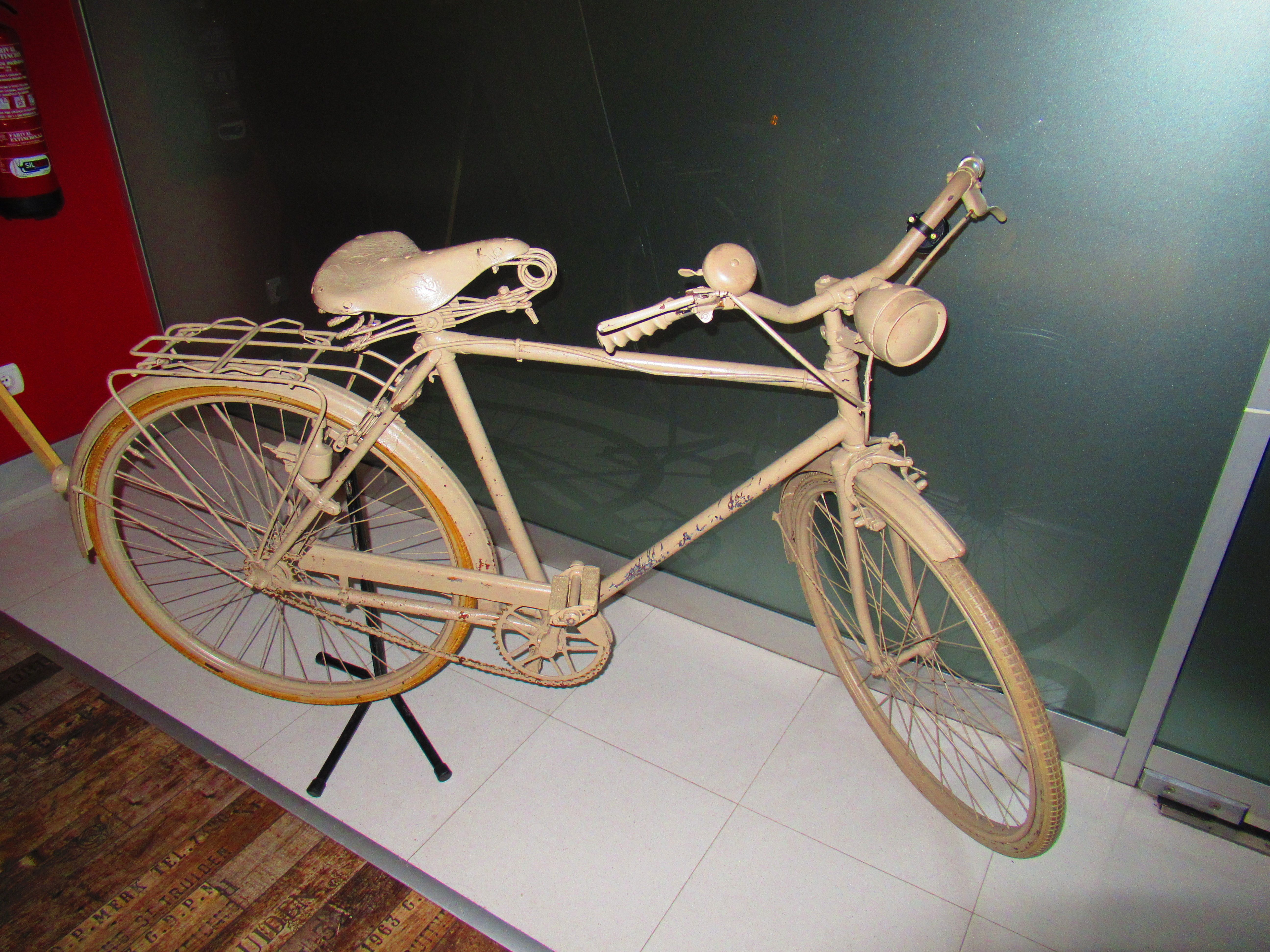 Vieux vélo avec selle en cuir à ressort
