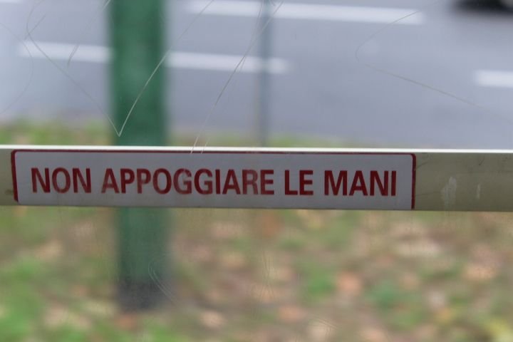Une instruction sur la pancarte, "APPOGGIARE LE MANI", une expression italienne qui signifie "Ne pas poser les mains", photo gratuite