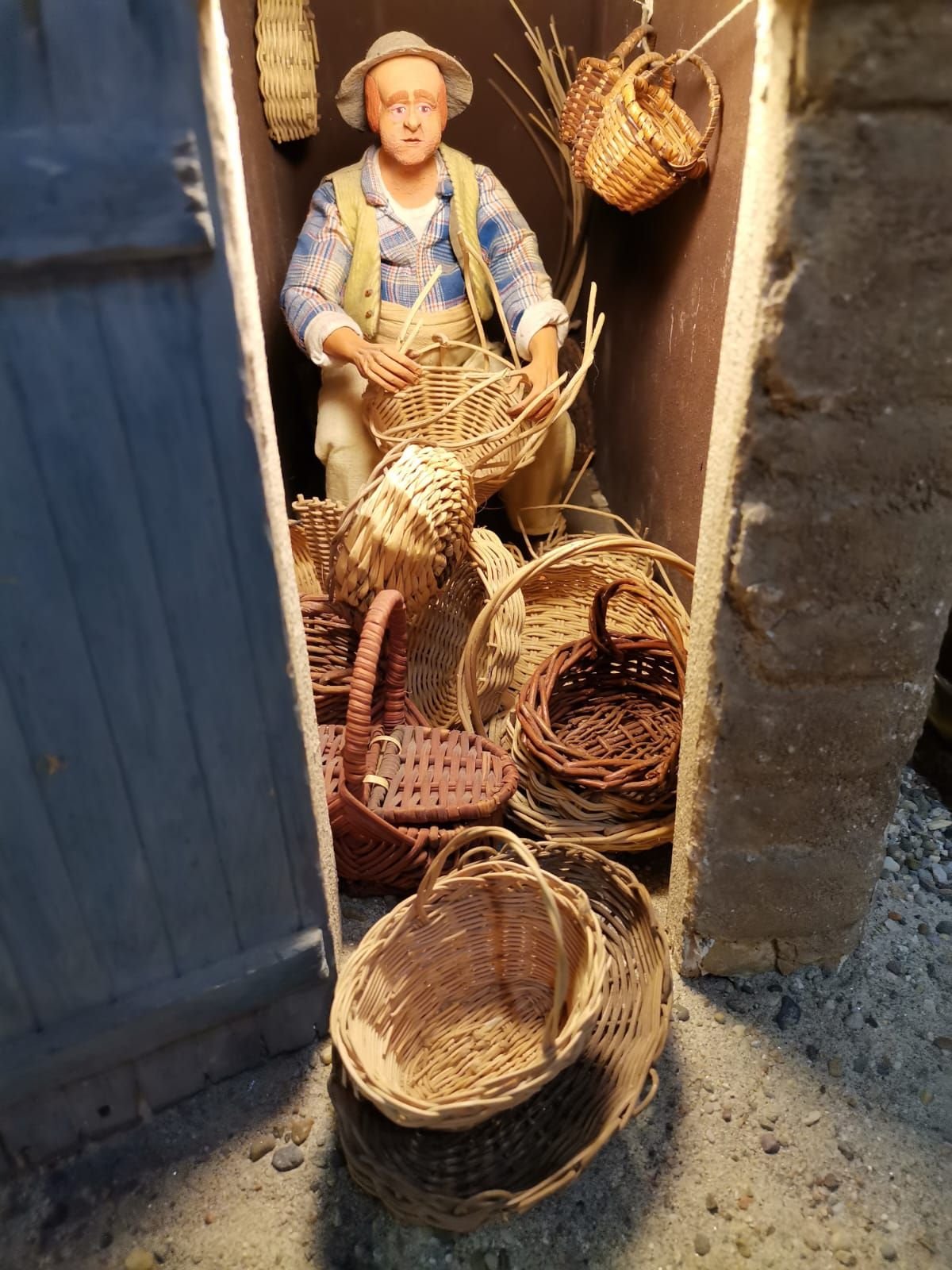 Une figurine de vannier dans une reconstitution de scène de métier traditionnel, photo gratuite