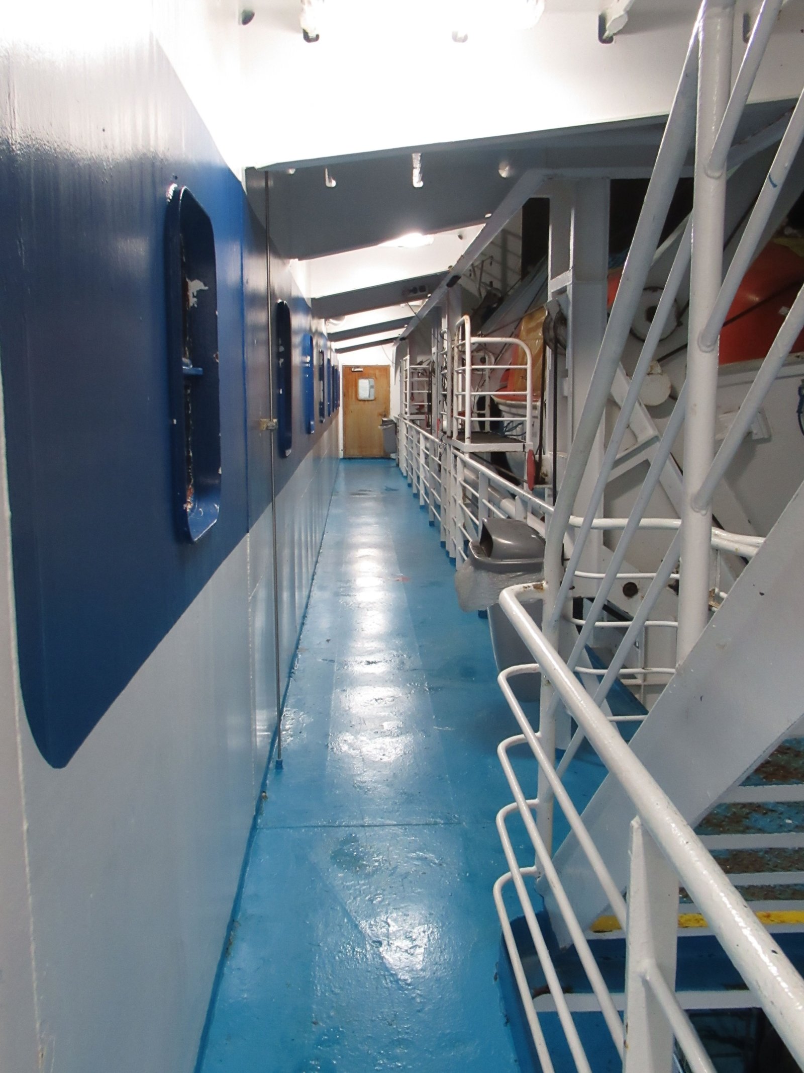 Couloir étroit à l'intérieur du bateau photo gratuite