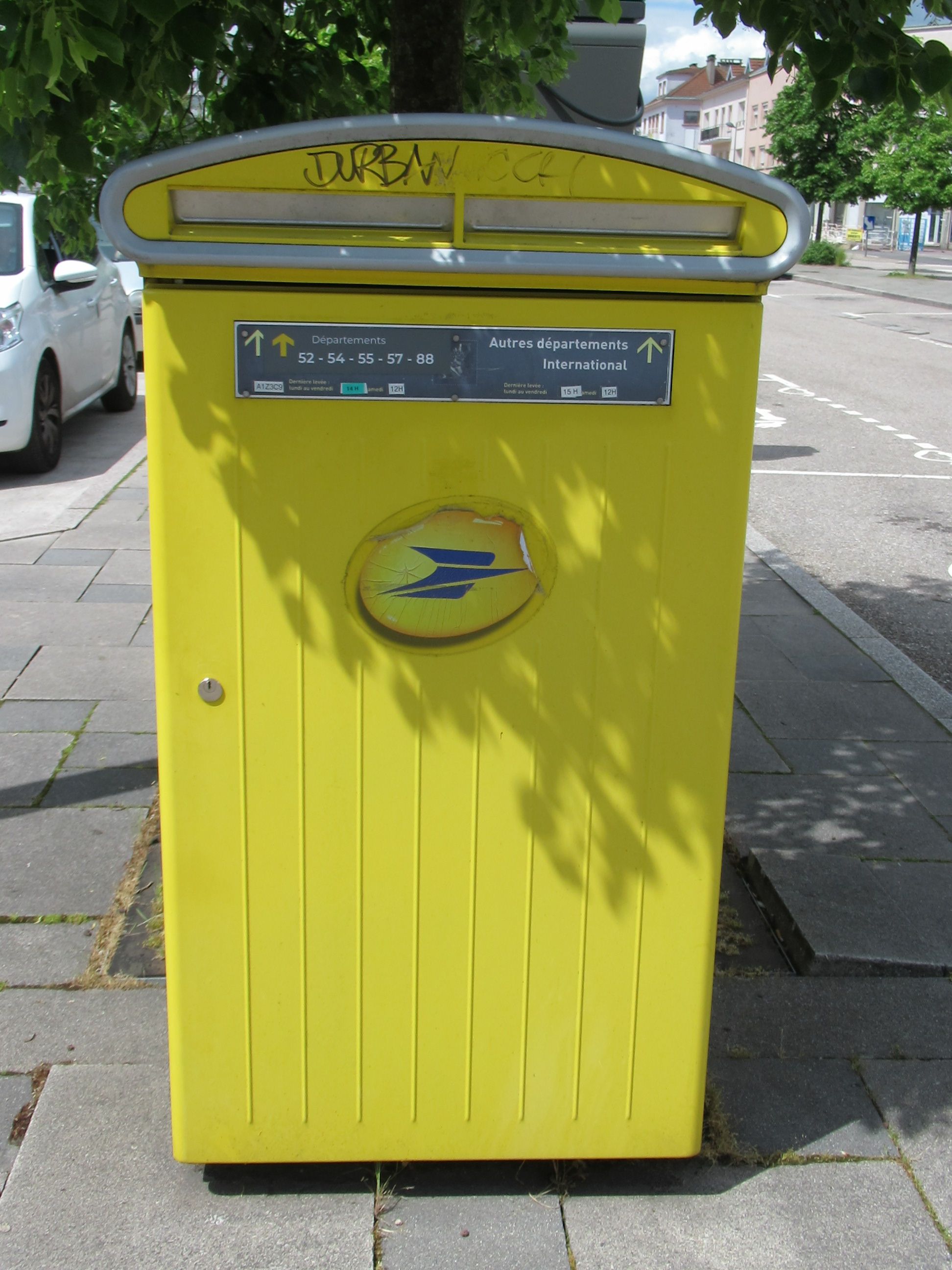 Boîte jaune de La Poste