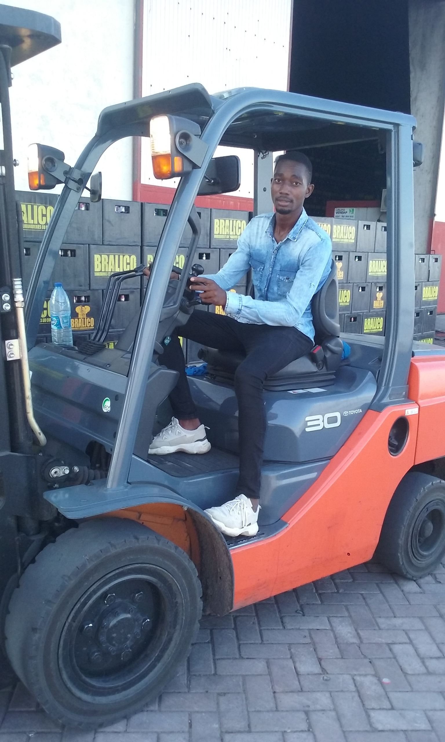 Conduite d'un chariot élévateur dans l'entrepôt photo gratuite