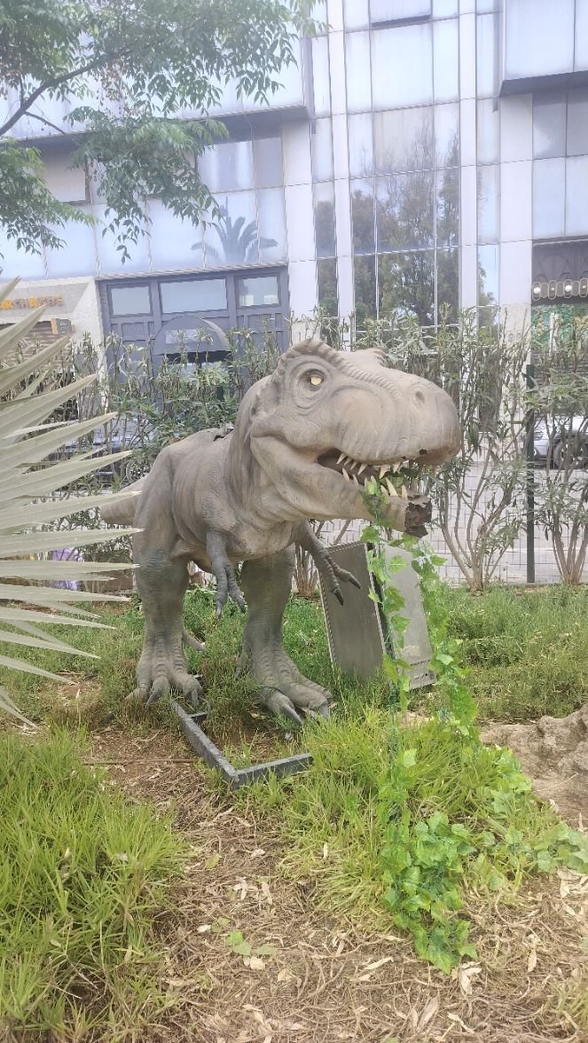 Statue d'un dinosaure, photo gratuite