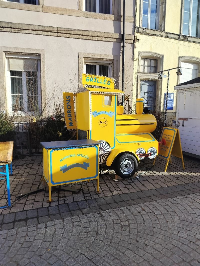 Camion de vente de marrons grillés en pleine rue photo gratuite