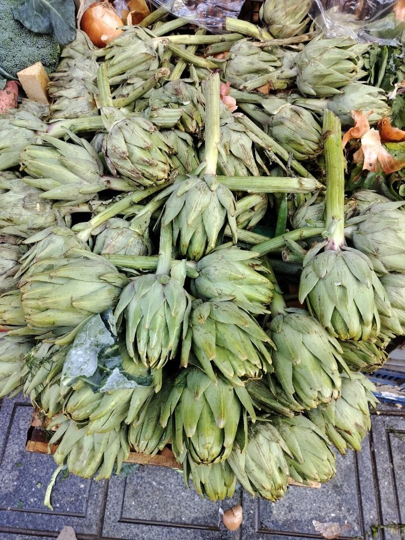 Un étalage d'artichauts, photo gratuite