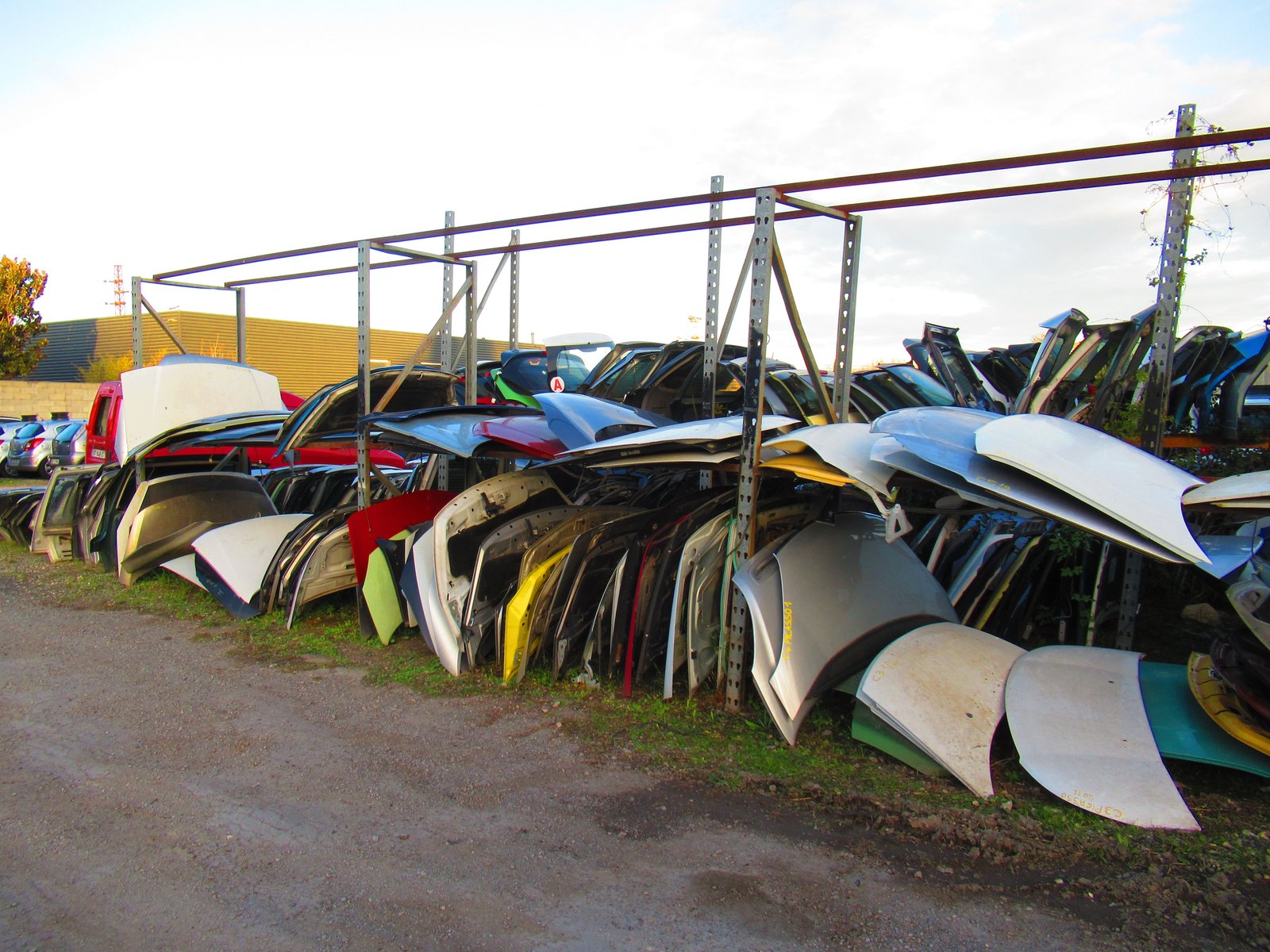 Plusieurs capots dans un atelier de voiture photo gratuite