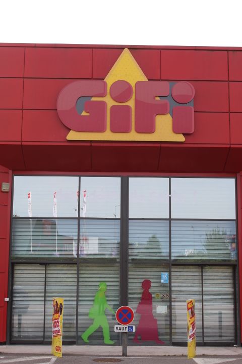 GIFI decoration store