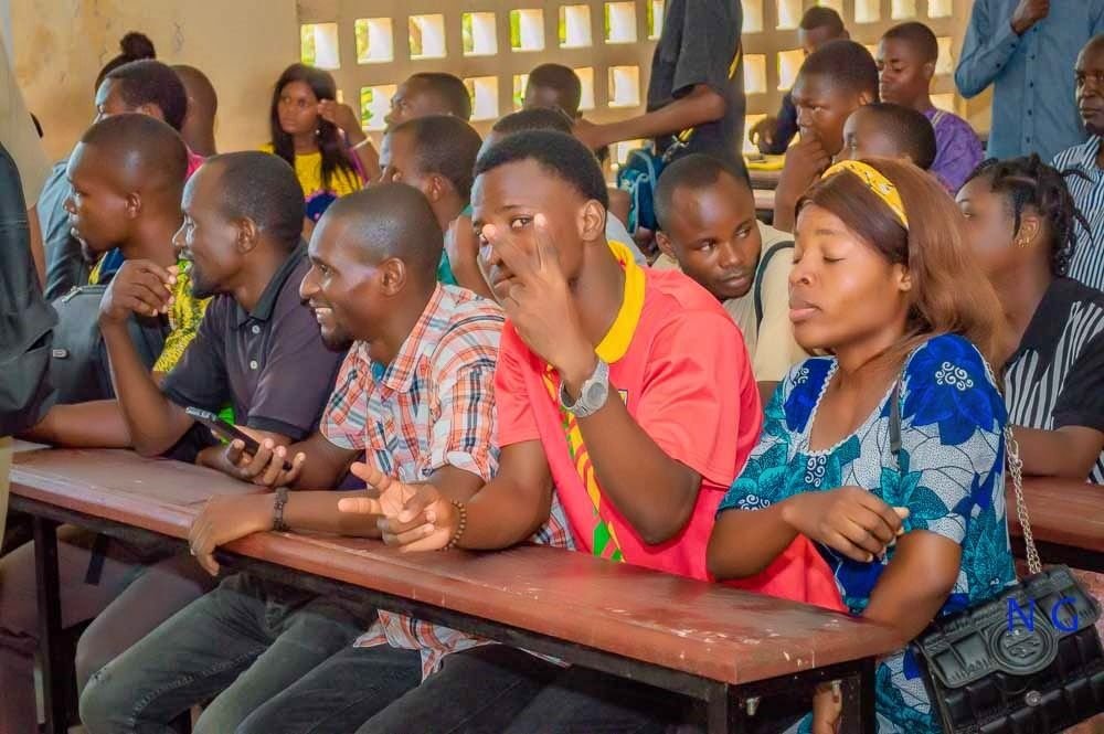 Vie étudiante en salle de cours photo gratuite