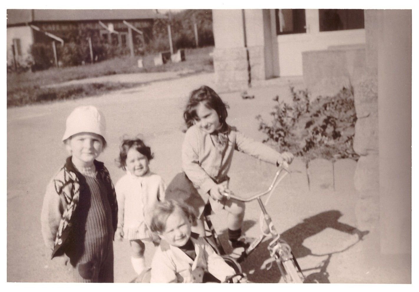 Photo ancienne en noir et blanc d'un groupe d'enfants s'amusant à vélo image gratuite