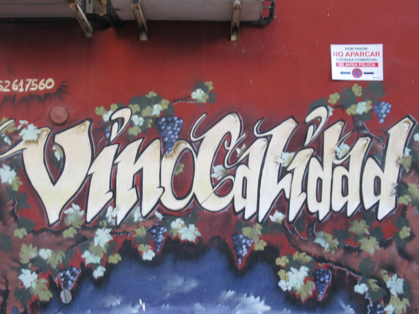 Texte en graffiti sur une façade, photo gratuite