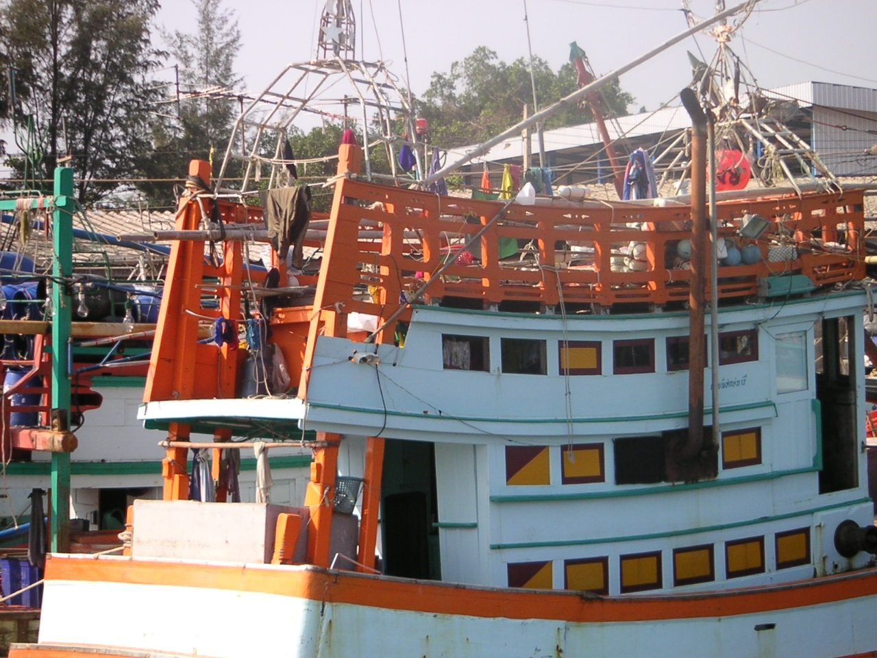 Un bateau de pêche commercial en Thaïlande, photo gratuite