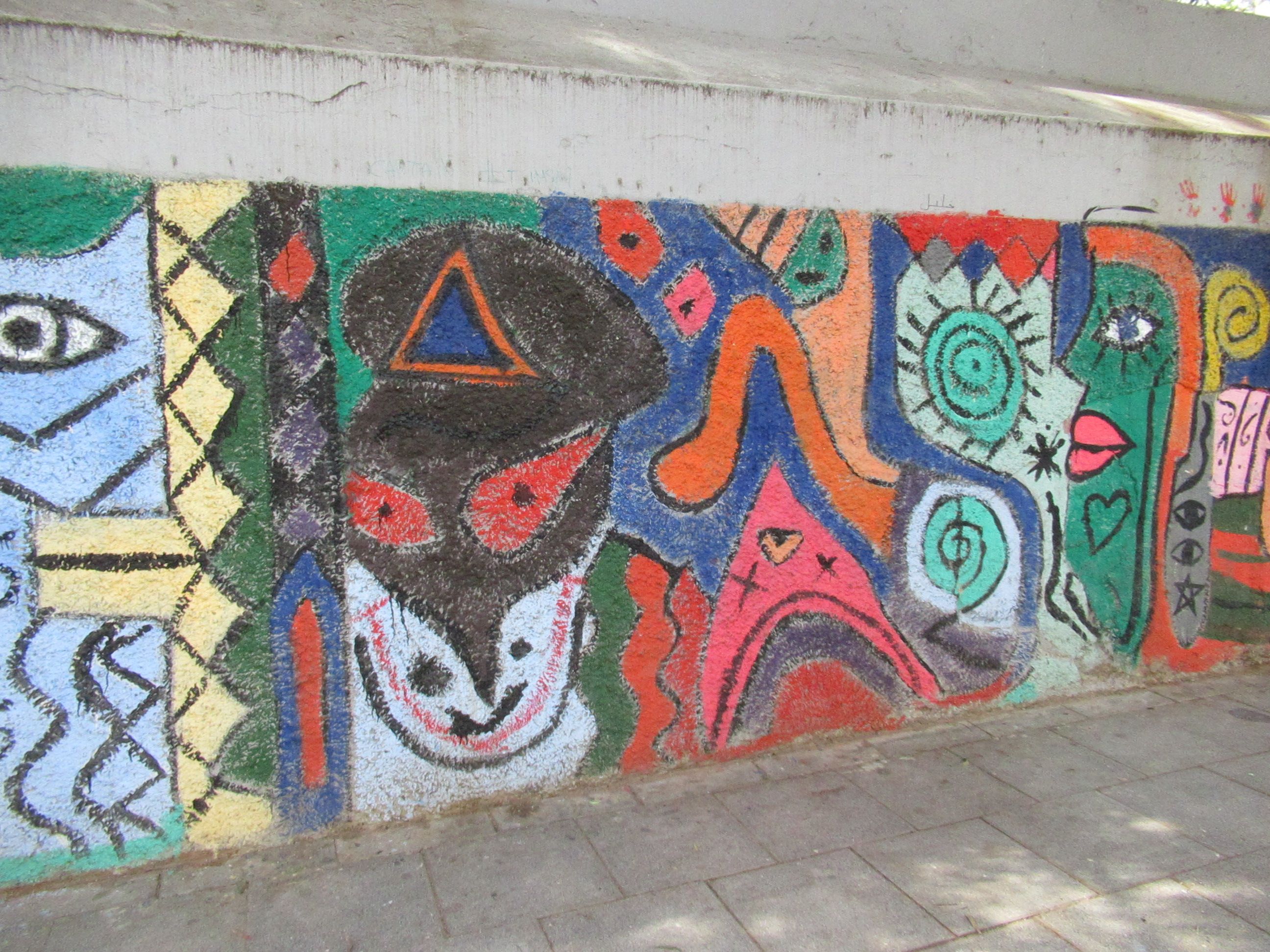Peinture de graffiti sur la façade d'un mur