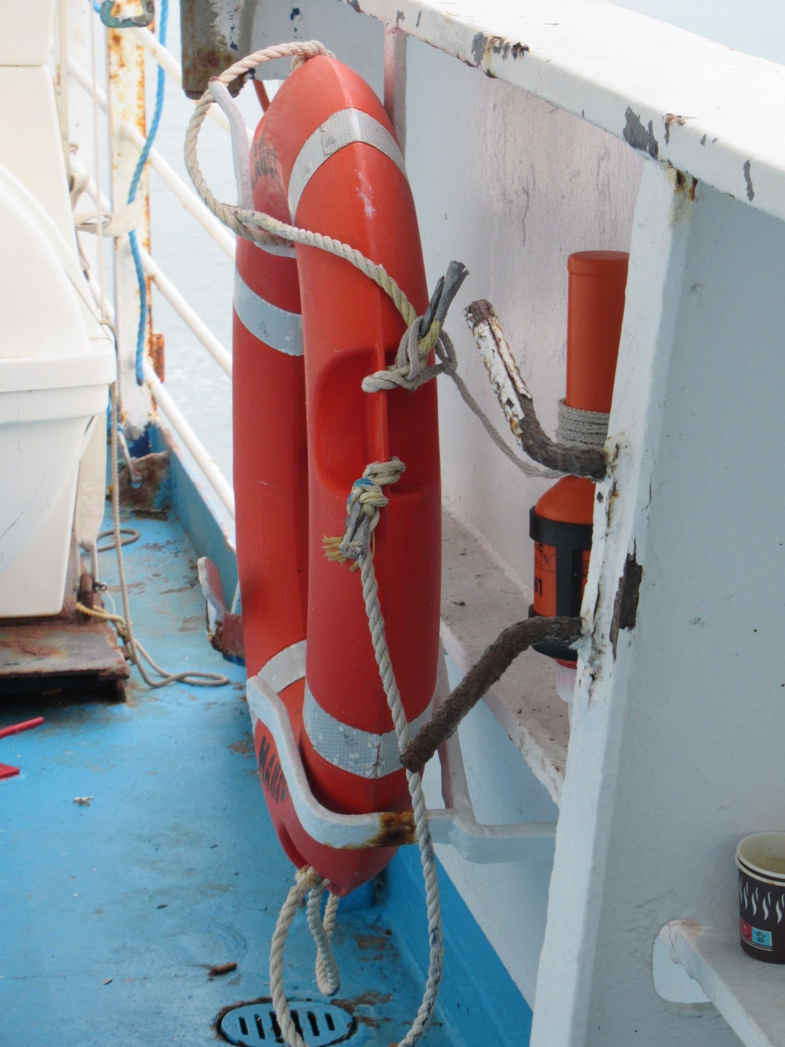 Bouée de sauvetage dans un navire photo gratuite