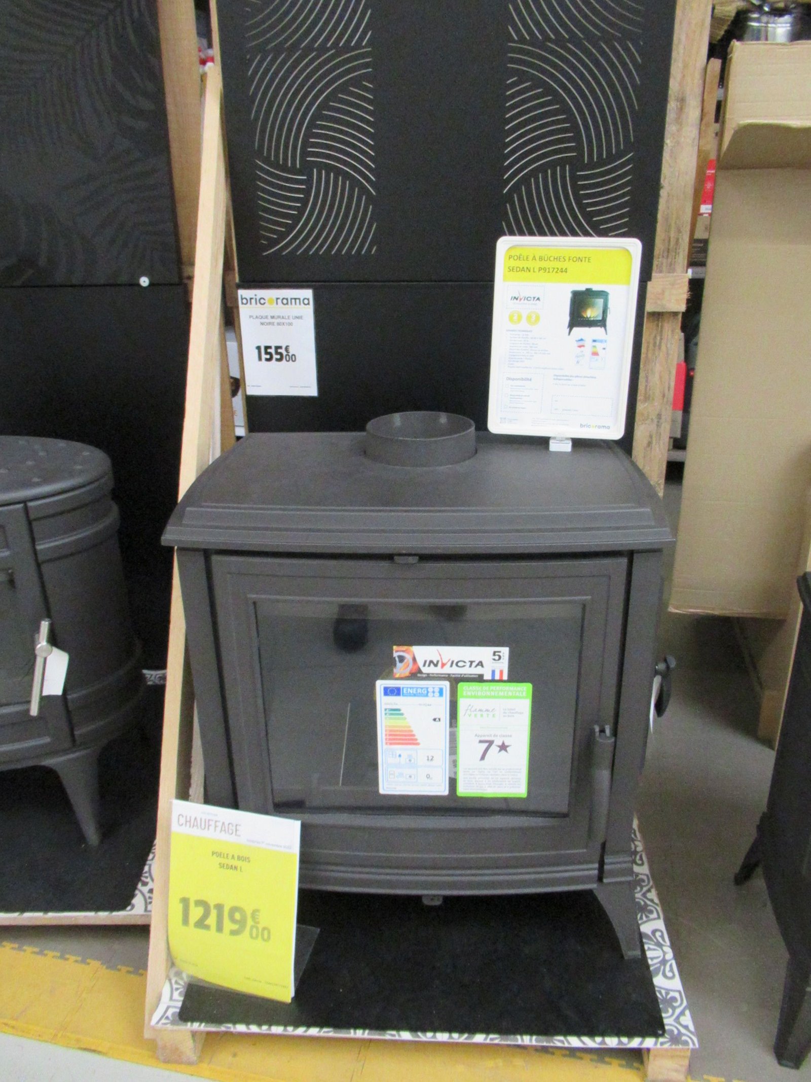 Poêle à bois en acier dans un magasin