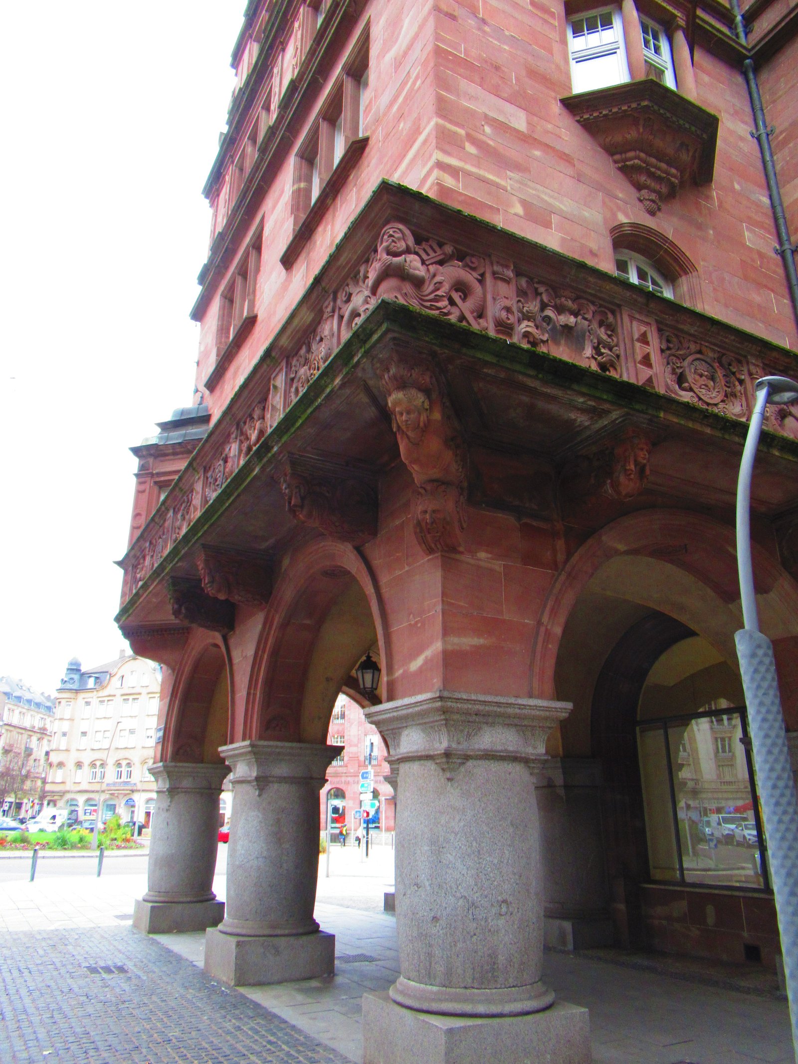 Bâtiment en grès rose de l'Hôtel Des Arts et Métiers de Metz en Moselle en France photo gratuite