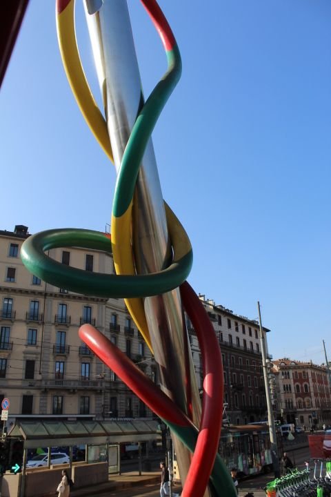 La sculpture publique intitulée "Ago, Filo e Nodo" (Aiguille, Fil et Nœud), photo gratuite