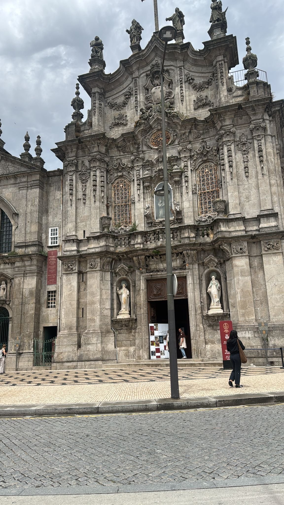 Façade baroque en granit de l'Igreja do Carmo, une église située à Porto, au Portugal, photo gratuite