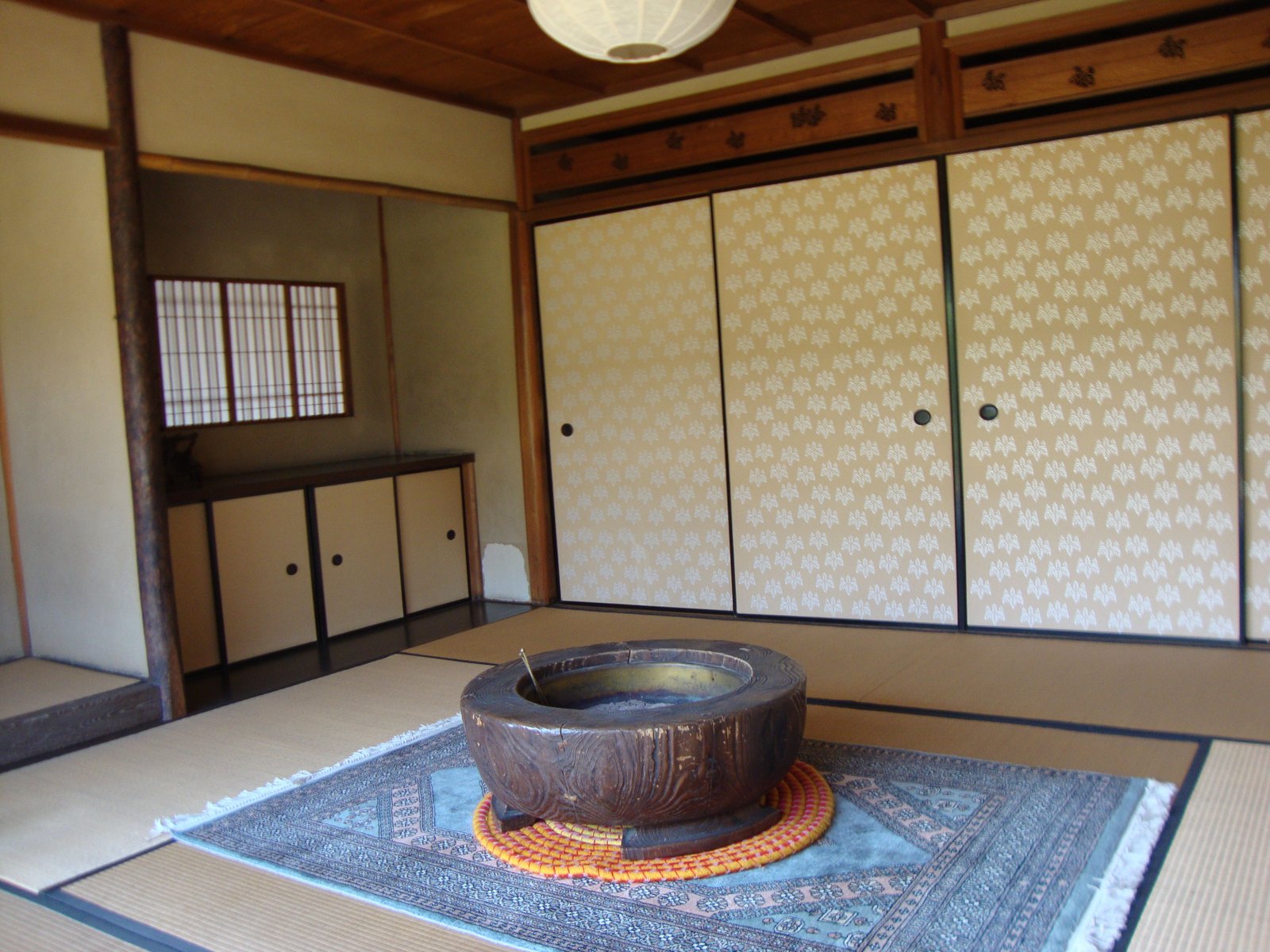 L'intérieur d'un temple bouddhiste japonais traditionnel, hibachi, photo gratuite