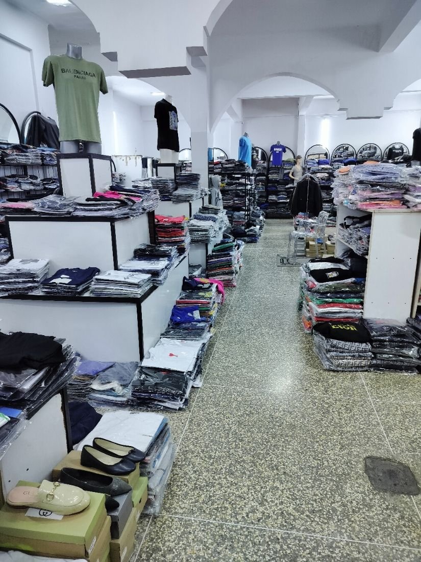 Magasin de vêtements et chaussures photo gratuite