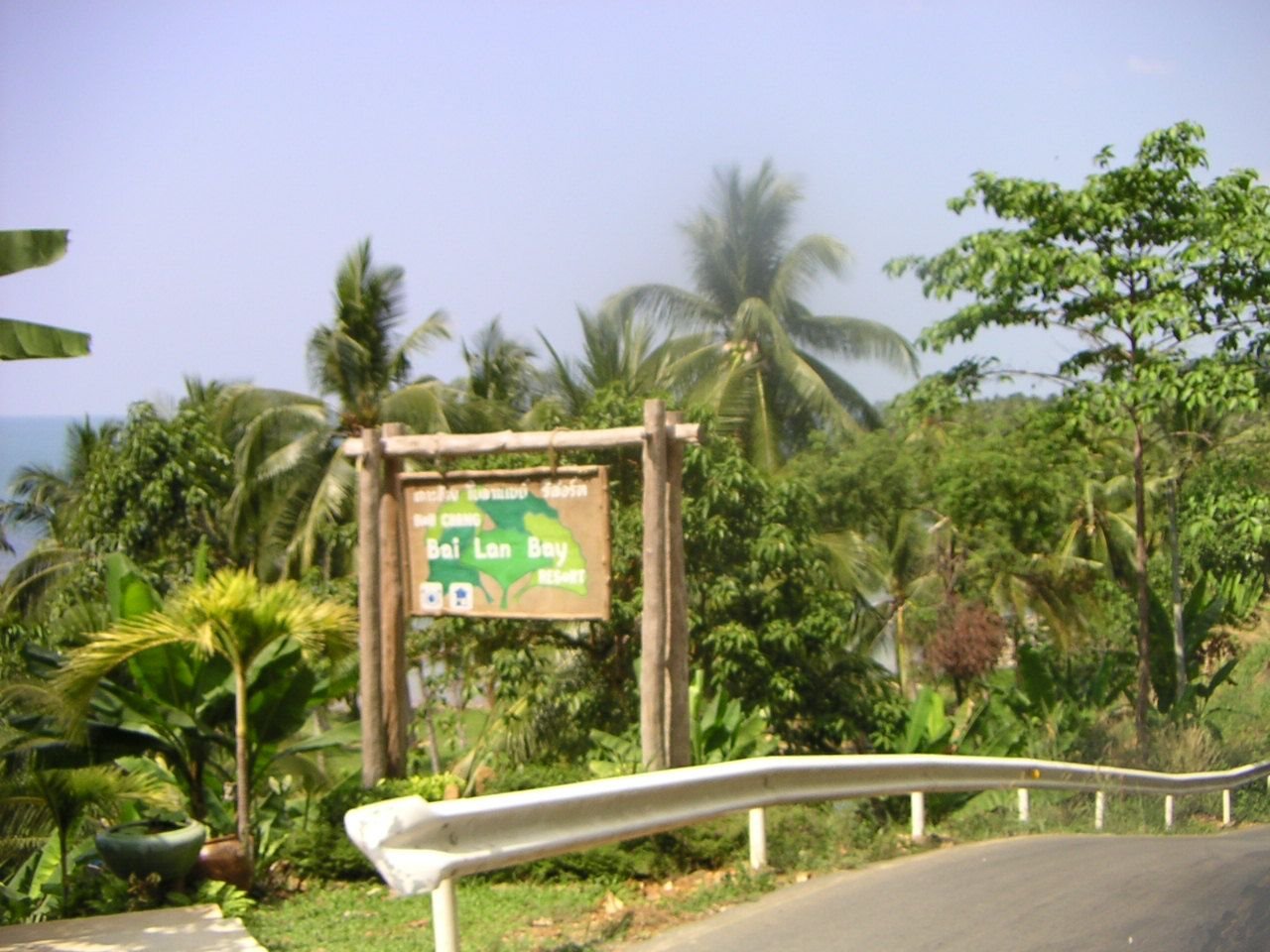L'entrée de la baie de Bai Lan (Bai Lan Bay), située dans un environnement tropical avec de nombreux cocotiers, photo gratuite