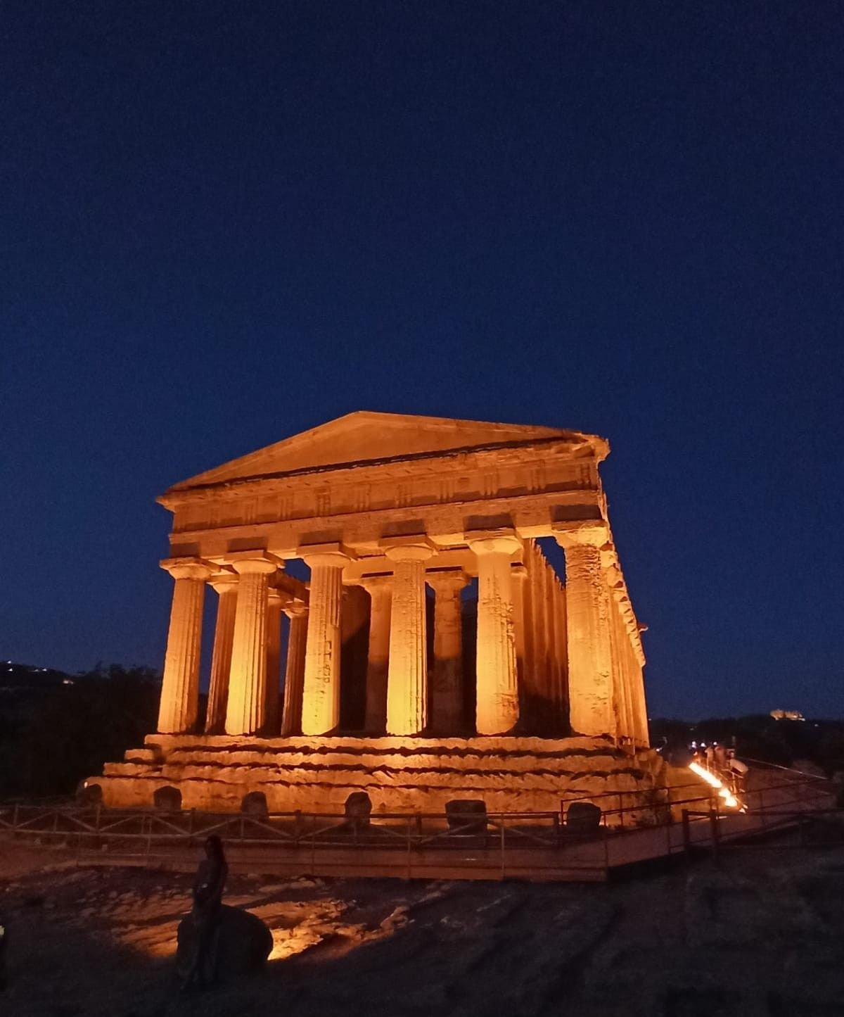 Temple de la Concorde illuminé photo gratuite