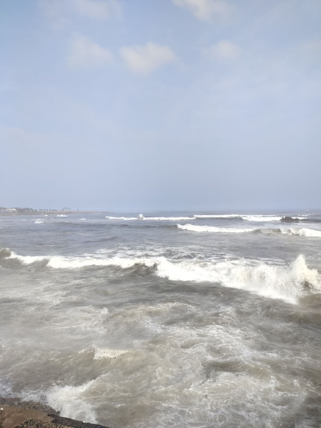 Une vue sur l'océan, avec des vagues déferlant sur le rivage, photo gratuite