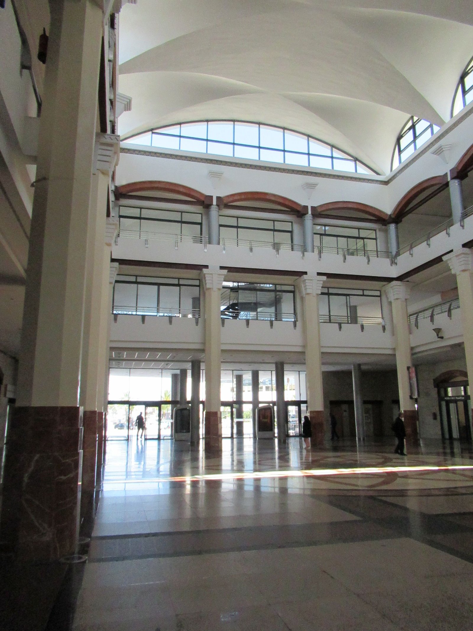 Décor intérieur de la gare Tanger-Ville au Maroc