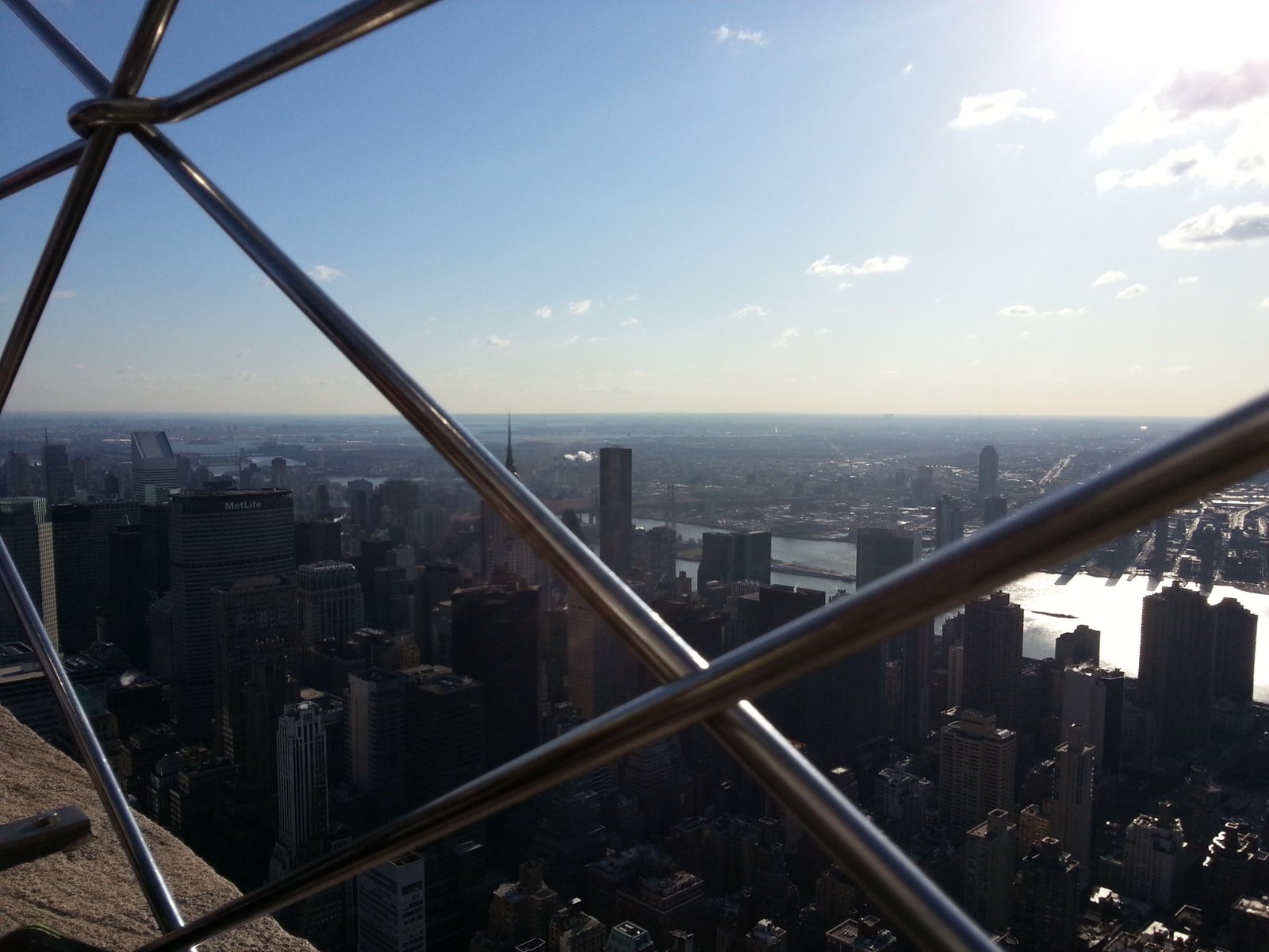 Barre de fer de la plate-forme d'observation de l'empire State Building, immeubles, ville, New-York, Etats-Unis, photo gratuite