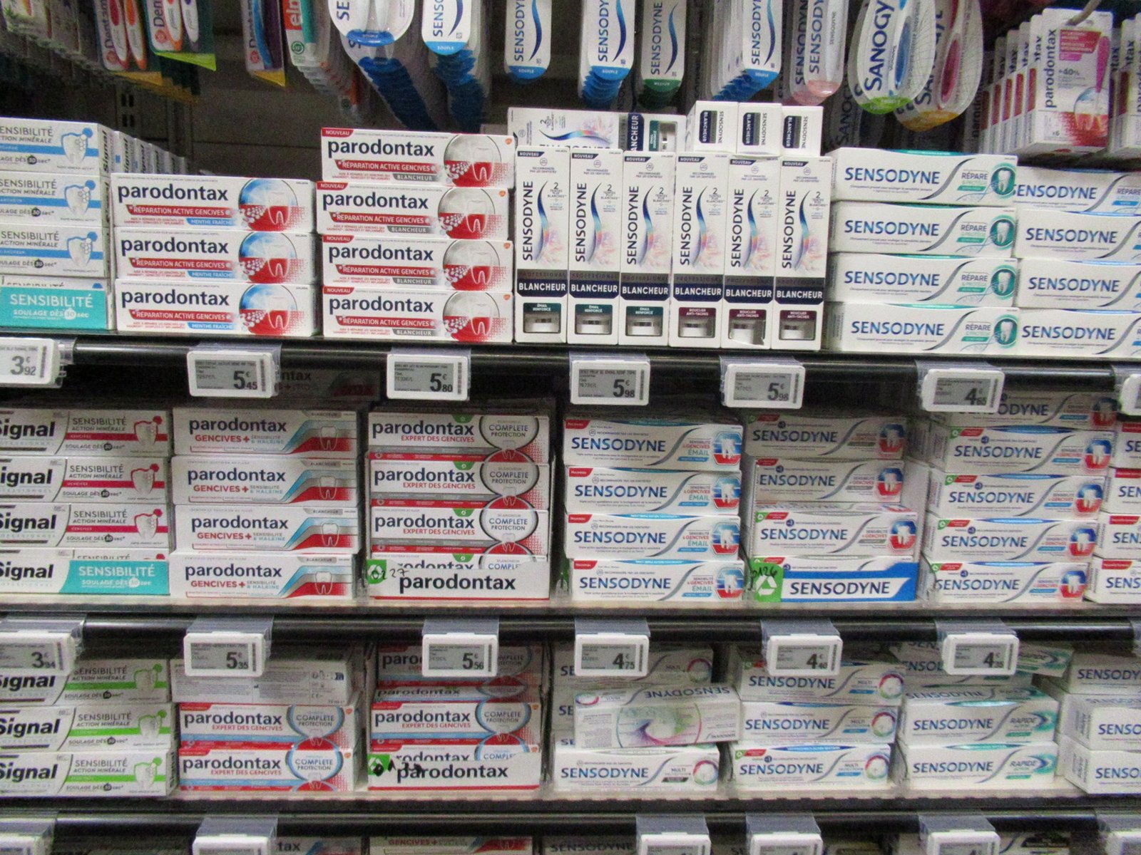 Rayon de pâtes dentifrices dans un supermarché