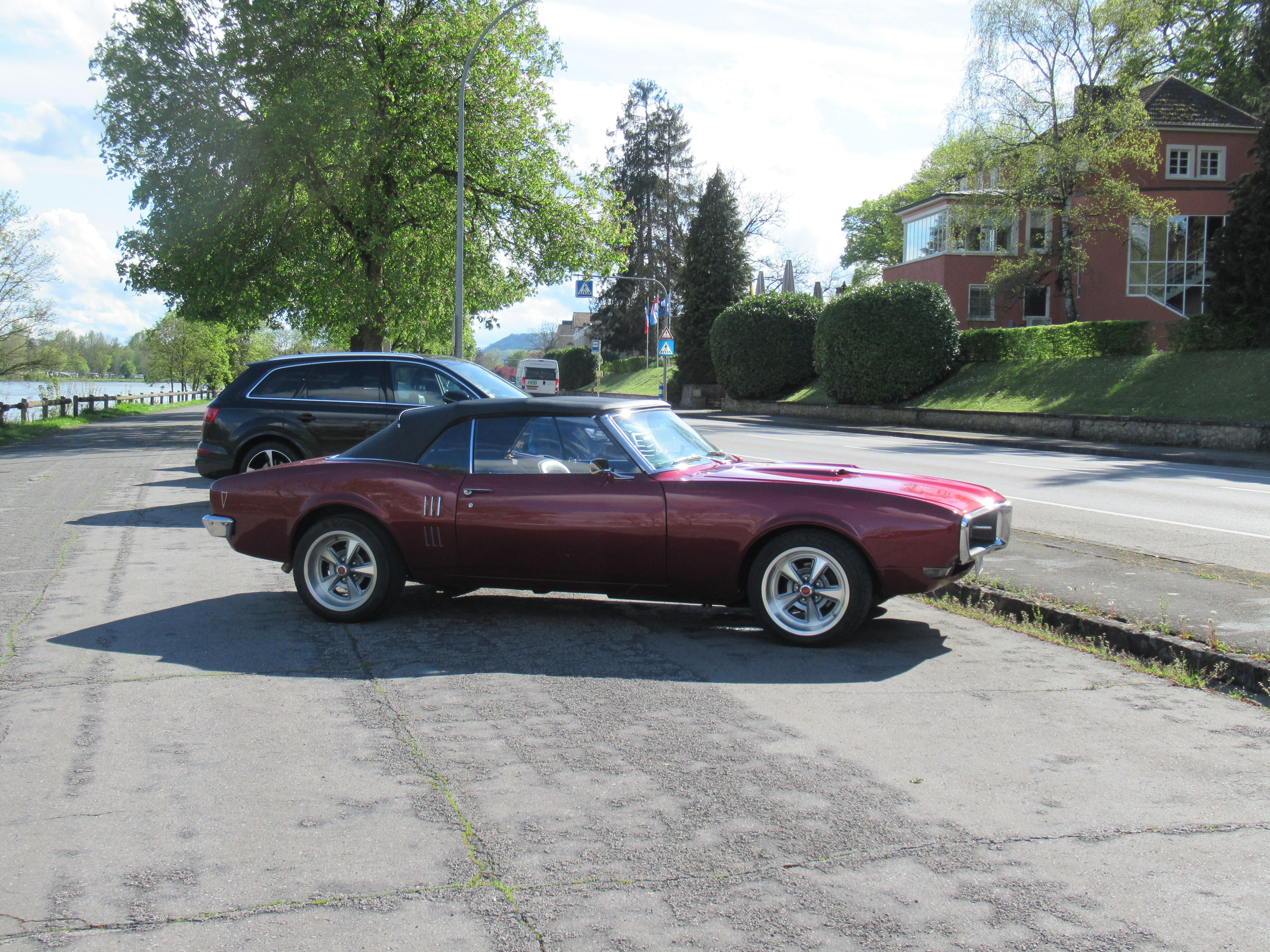 Voiture de marque Pontiac Firebird rouge