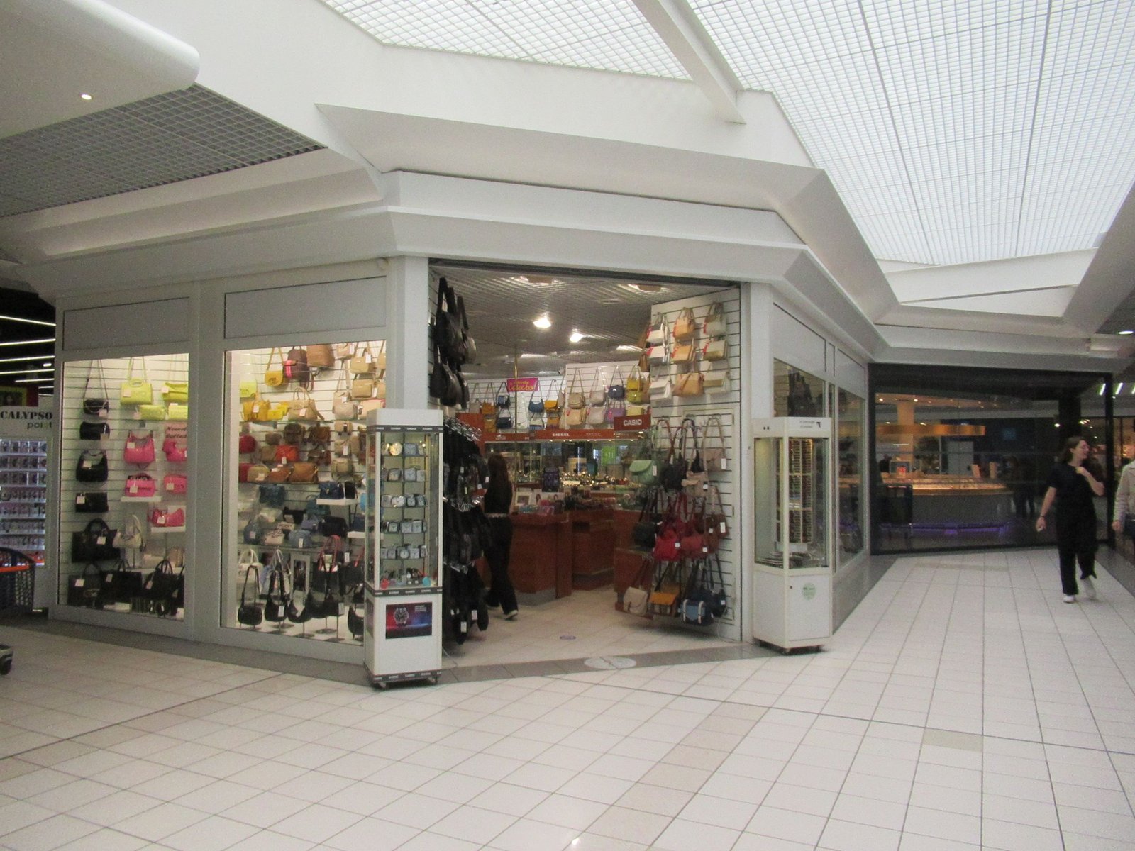 Magasin de sacs à main à l'intérieur d'un hypermarché